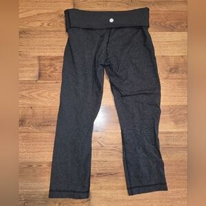 Lululemon black and White Patterned Crop Leggings Size 6, Foldable
